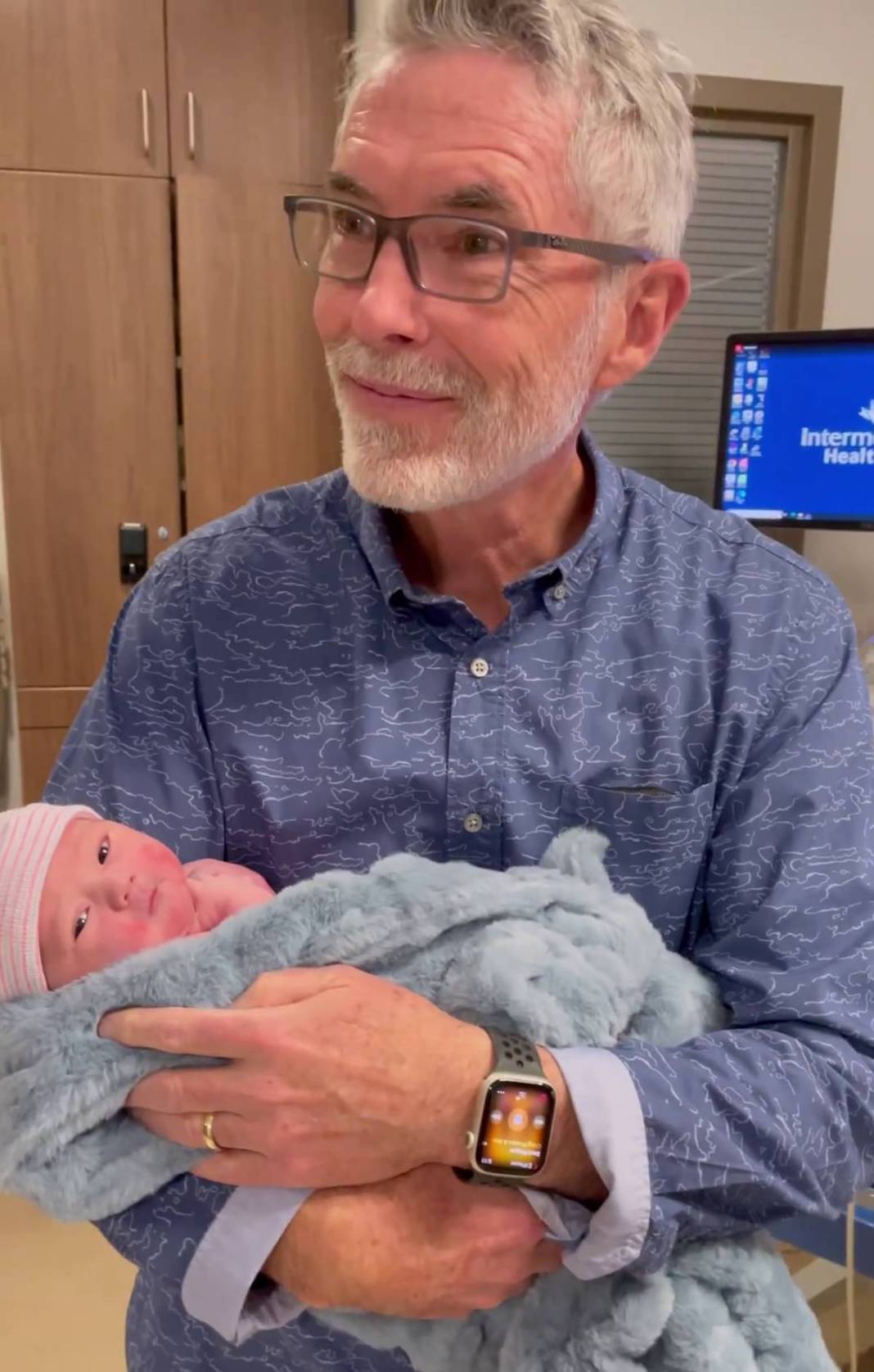 56 yaşındaki kadın, torununu doğurdu 11